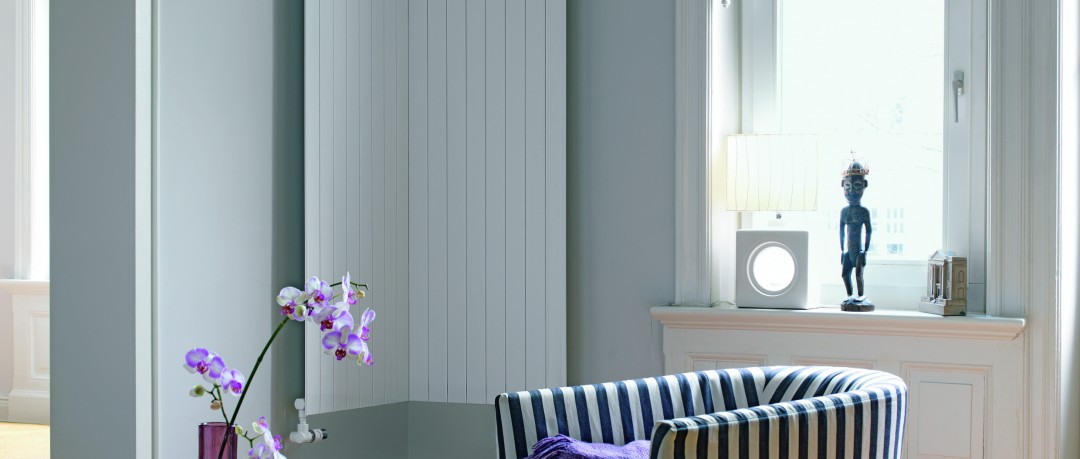 Salon lumineux et épuré avec radiateur d'angle design