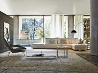 Salon moderne aux couleurs clairs avec canapé grand d'angle blanc