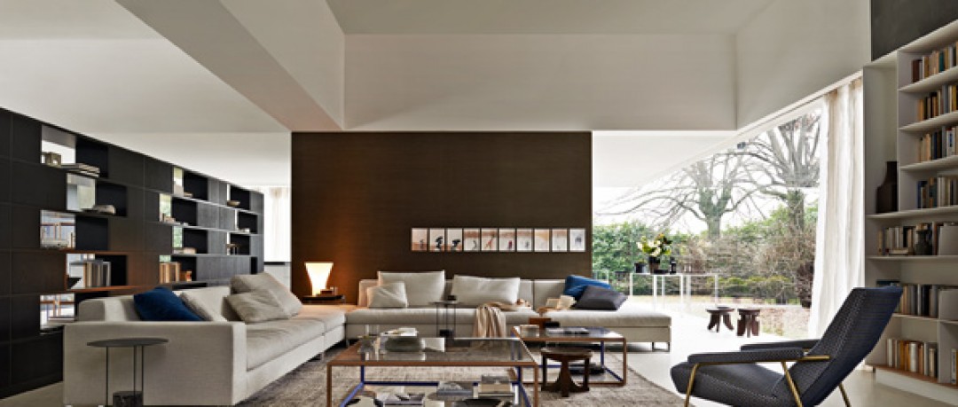 Salon moderne et convivial aux tapis ethniques
