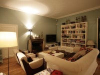 Salon vintage chaleureux et confortable avec mobilier blanc