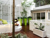 Terrasse aménagée avec grands pots verts