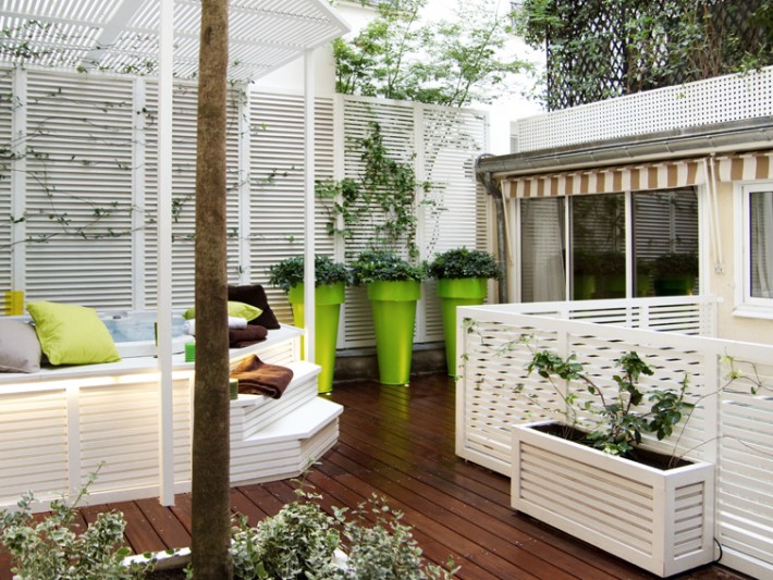 Terrasse aménagée avec grands pots verts