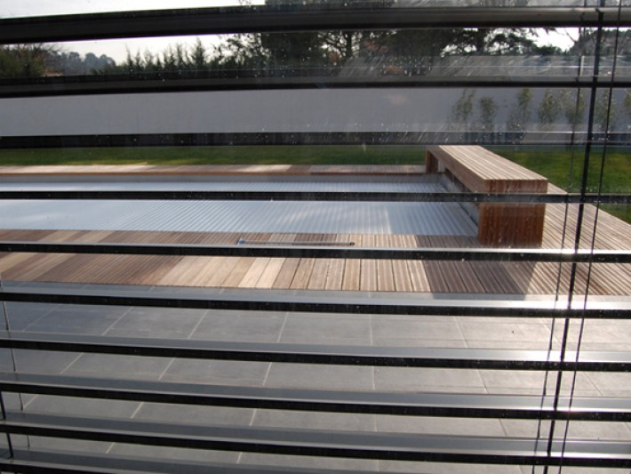 Terrasse aménagée avec piscine et plancher en tek