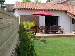 Terrasse aménagée avec salon de jardin