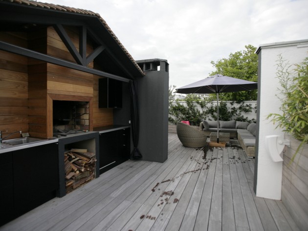 Terrasse avec coin de repos et chalet en bois