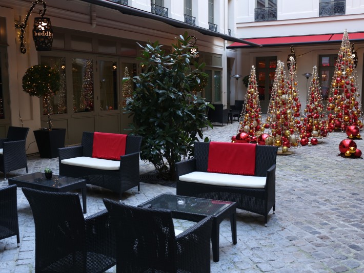 Terrasse avec décoration de Noël de l'hôtel buddha