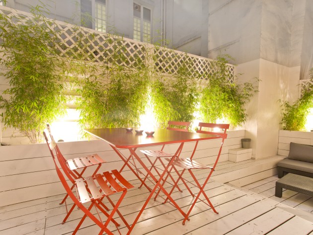 Terrasse avec table et chaises de jardin