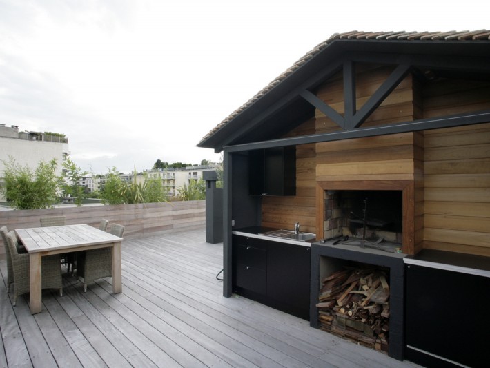 Terrasse avec table extérieur et petit chalet