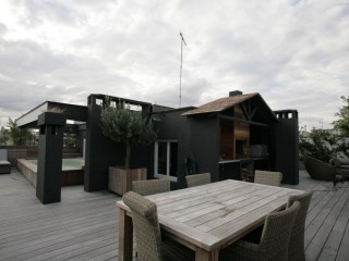 Terrasse avec table extérieur et petit chalet