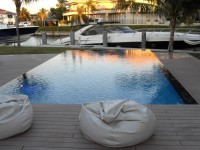 Terrasse bois avec piscine à débordement