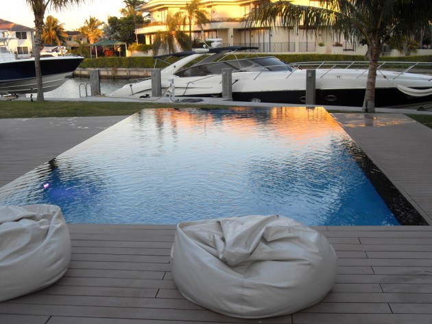 Terrasse bois avec piscine à débordement