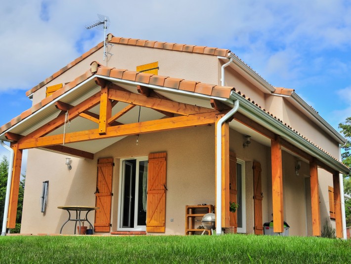 Terrasse couverte avec des poutres en bois