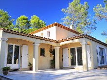 Terrasse d'une maison traditionnelle et d'architecture provencale