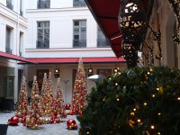 Terrasse de l'hôtel Buddha avec décoration de Noël