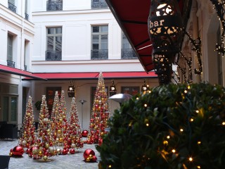 Terrasse de l'hôtel Buddha avec décoration de Noël