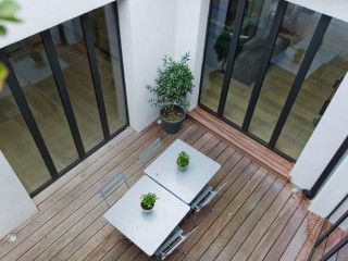 Terrasse en bois avec aménagement de tables et de chaises