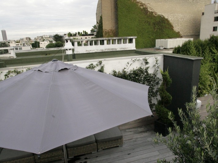 Terrasse en bois avec grand parasol