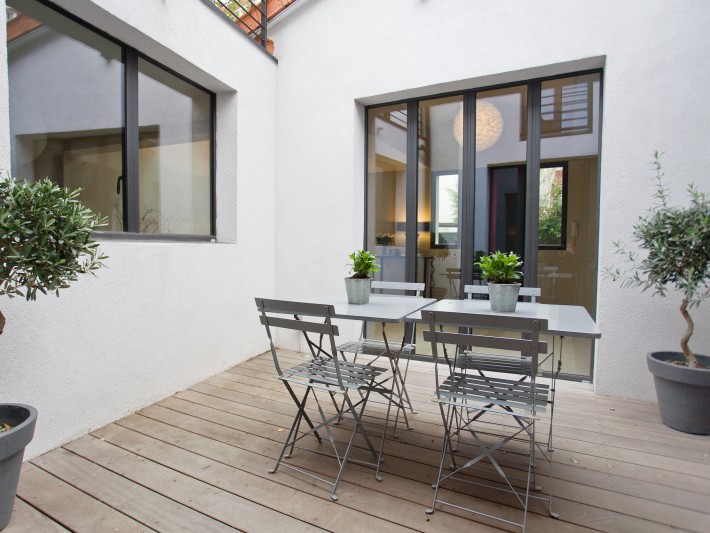 Terrasse en bois avec plantes vertes