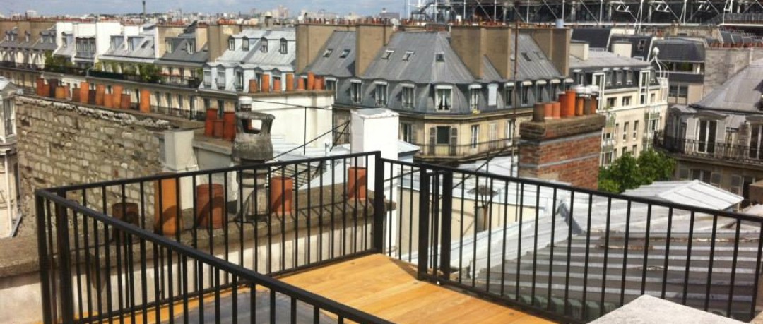 Terrasse en bois exotique sur les toits de Paris