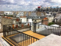 Terrasse en bois exotique sur les toits de Paris