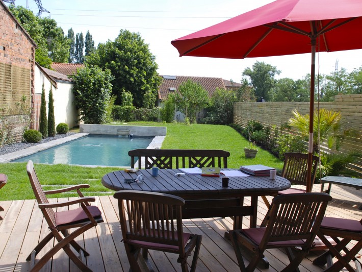 Terrasse en lames de bois et salon de jardin