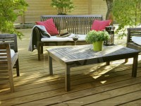 Terrasse en pin radiata et salon de jardin en bois