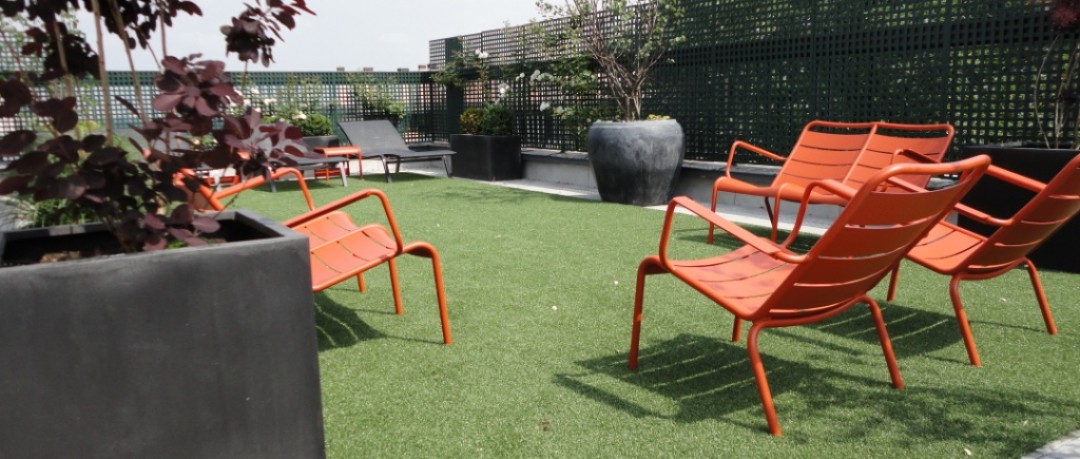 Terrasse parisienne avec mobilier design Fermob