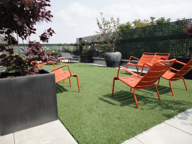 Terrasse parisienne avec mobilier design Fermob