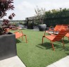Terrasse parisienne avec mobilier design Fermob