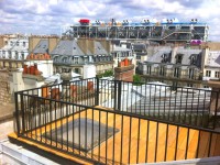Terrasse parisienne avec vue sur le Centre Pompidou