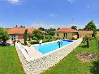 Terrasse surrélevée et piscine sur mesure