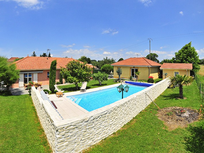 Terrasse surrélevée et piscine sur mesure