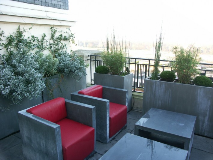 Terrasse vue sur mobilier gris anthracite et rouge