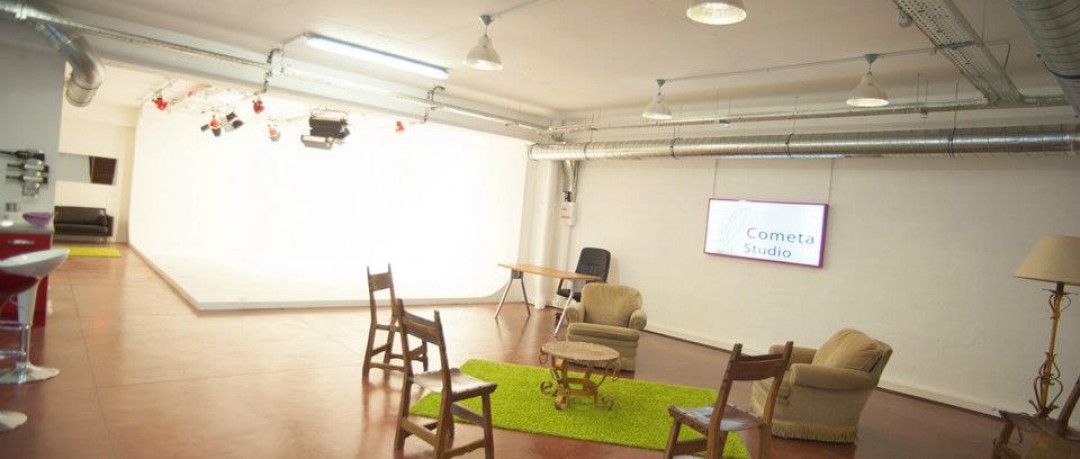 Vue d'ensemble du studio photo avec coin repos