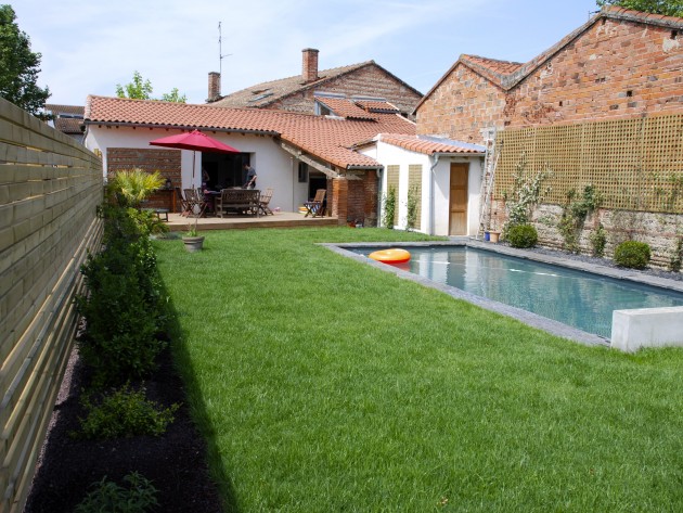 Vue de la maison, de son jardin et de sa terrasse