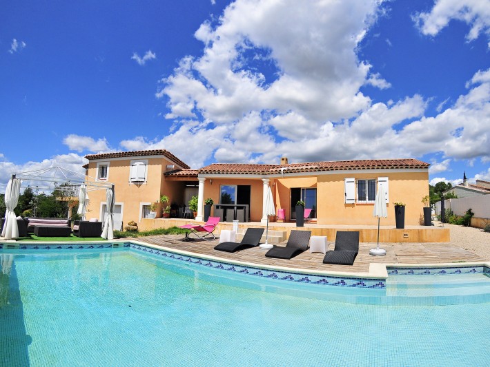 Vue panoramique de la maison, piscine et solarium