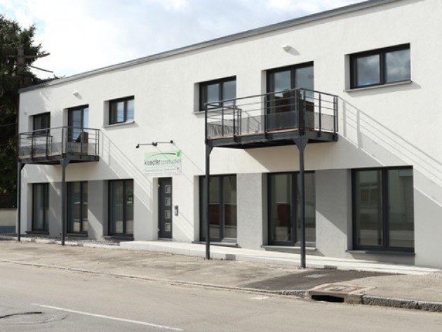 batiment moderne de travail vu de l'extérieur avec terrasse