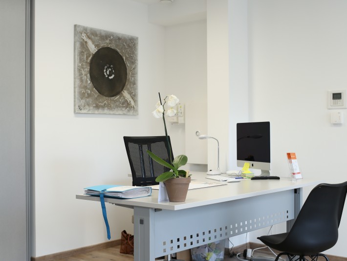 bureau de travail aménagé avec parquet en bois