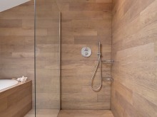 douche entièrement recouverte de planche en bois avec séparation en verre