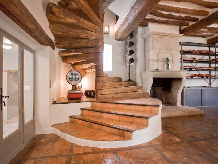 escalier en bois ancien et poutre plafond