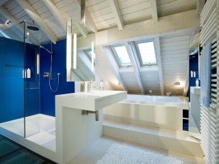 salle de bain en bois bleu electrique et blanc sous les combles