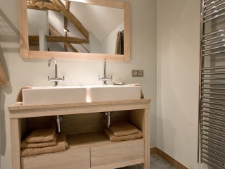 salle de bain simple et naturelle