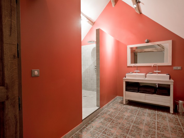 salle de rouge et blanche avec lavabo carré